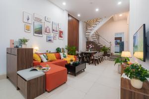 Posezení v ubytování Entire 6BRs house in Saigon Centre by Gon De Home