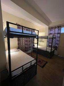 Postel nebo postele na pokoji v ubytování hill view hostel + 1 fotografie