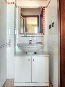 un baño con lavabo y espejo en Casa immersa nella natura con piscina, AC e Wi-Fi 4, en Dolcedo