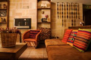 un salon avec un canapé et une chaise dans l'établissement Hotel Mansion Del Valle, à San Cristóbal de Las Casas 37 autres photos
