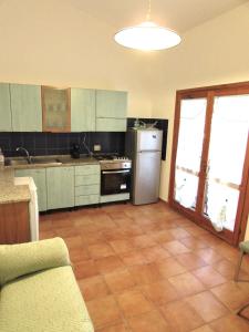 a kitchen with a stove and a refrigerator at Casa KePi in Olbia