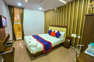 Letto o letti in una camera di BS International Hotel Mysore