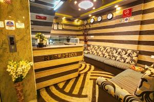 Area soggiorno di BS International Hotel Mysore