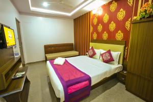 TV a/nebo společenská místnost v ubytování BS International Hotel Mysore