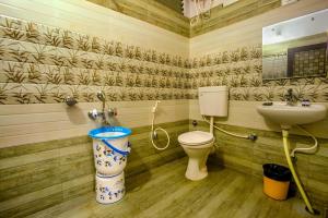 un bagno con un water e un lavandino di BS International Hotel Mysore a Mysore