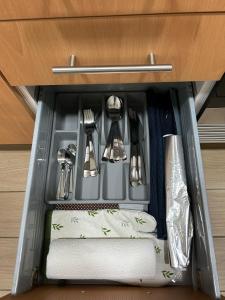 un tiroir avec ustensiles dans une armoire de cuisine dans l'établissement Mima House Al, à Aveiro