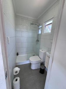 ein Badezimmer mit Toilette, Badewanne und Waschbecken in der Unterkunft Koru Ecolodge in Cáhuil