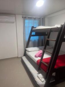 a room with two bunk beds and a window at TAYLOR`S SWEET HOME in San Andrés