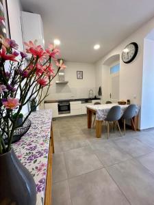 una cocina con una mesa y un jarrón con flores en Altstadt Suite 120qm WLAN Balkon 2 Bäder, en Meißen