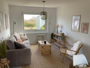 费马恩Strandhuus Westerbergen的客厅里有一张沙发和一张桌子。