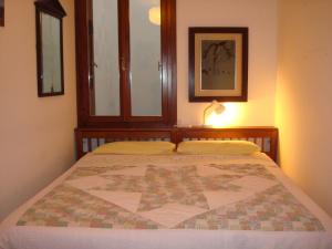 una camera con un letto con una trapunta sopra di Cristina House a Bassano del Grappa