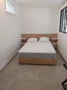 Ένα ή περισσότερα κρεβάτια σε δωμάτιο στο La maison de Marie Hélène 2 piscine partagée