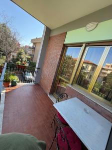 a patio with a table and chairs on a balcony at SAARAH affittacamere in Rome