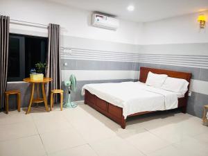A bed or beds in a room at Luna House Hotel