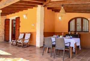 une salle à manger avec une table et des chaises dans l'établissement Son Peretó Petit, à Manacor