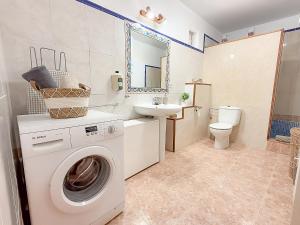 une salle de bains avec lave-linge et lavabo dans l'établissement Son Peretó Petit, à Manacor 10 autres photos