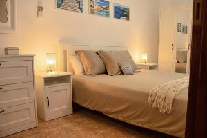 une chambre avec un lit avec deux tables de nuit et deux lampes dans l'établissement Son Peretó Petit, à Manacor