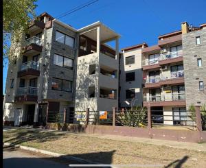 un edificio de apartamentos al costado de una calle en Complejo Médanos II, en San Bernardo