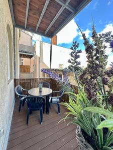 Un patio con una mesa y sillas en una terraza. en Altstadt Suite 120qm WLAN Balkon 2 Bäder, en Meißen