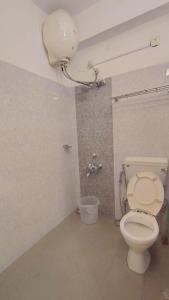 コダイカナルにあるST Kodai Pleasant Stayのバスルーム(トイレ付)、壁の照明