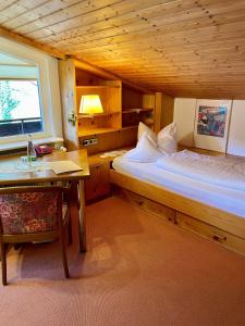 Postel nebo postele na pokoji v ubytování Schwarzwaldhotel Klumpp