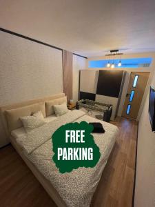 1 dormitorio con 1 cama con una señal de aparcamiento gratuita en Apartmán Dobrovského, en Olomouc