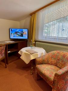 TV a/nebo společenská místnost v ubytování Schwarzwaldhotel Klumpp