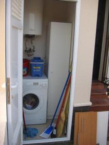 a laundry room with a washing machine and a washer at Family Townhouse 6 sleeps Maribel in Ciudad Quesada