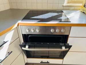 a stove top oven in a kitchen at Workers Lodge für 4-14 Pers, Parkplatz, Wlan, Einzelbetten in Gundersheim
