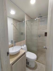a bathroom with a toilet and a sink and a shower at Apto Vista Mar 2 cuadras Playa, Jaccuzi BBQ Wifi Parqueadero y Ascensor 7 Piso in Santa Marta