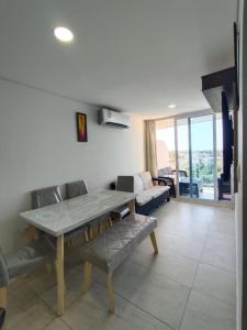 a living room with a table and a couch at Apto Vista Mar 2 cuadras Playa, Jaccuzi BBQ Wifi Parqueadero y Ascensor 7 Piso in Santa Marta