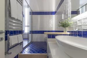 A bathroom at Domus Alberico Még 37 kép