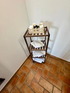 a shelf with towels on it on a floor at Le mie origini in Bagnoregio +54 photos