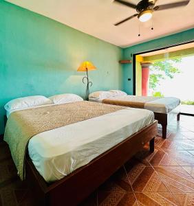 Postel nebo postele na pokoji v ubytování Lake Arenal Hotel, Brewery & Farm + 125 fotografií