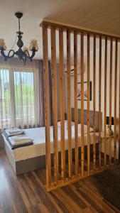 索佐波尔Apartment 7 and Studio 2 Quietly and peaceful place to relax的一张木床,位于一个配有婴儿床的房间