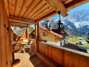 a balcony of a house with a view of mountains at Tabià Su'n Coi in Alleghe