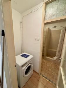 Bilik mandi di VeloVibe apartman