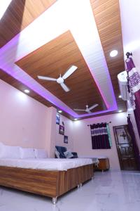 Postel nebo postele na pokoji v ubytování Shivay homestay ujjain , near mahakaleshwar temple + 8 fotografií