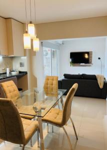 Una cocina o kitchenette en Valley Suites Apartamentos Premium con Cochera, Gimnasio y Piscina