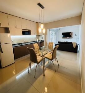 Una cocina o kitchenette en Valley Suites Apartamentos Premium con Cochera, Gimnasio y Piscina