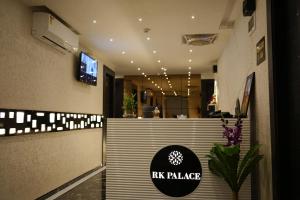 艾哈迈达巴德Hotel rk palace的柜台前方有橡木宫殿标志的餐厅