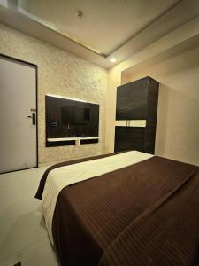 Hotel rk palace客房内的一张或多张床位