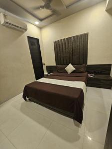 艾哈迈达巴德Hotel rk palace的卧室里有一张带大床的大床