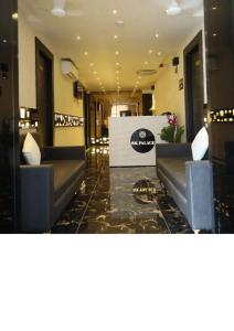 艾哈迈达巴德Hotel rk palace的大楼内带两张沙发的大堂