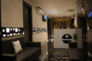 艾哈迈达巴德Hotel rk palace的酒吧前的大堂配有沙发