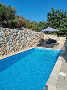 Swimmingpoolen hos eller tæt på Villa Relax - apartman