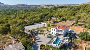 ドゥゴポイエにあるVilla SALVIA - NEW villa near Splitのプール付きの家の航空写真