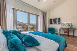 ドゥゴポイエにあるVilla SALVIA - NEW villa near Splitの青い枕が付いた大きなベッドのある寝室 +50枚の写真