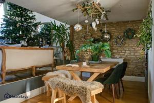 LongboroughにあるPrime Cotswold Location, The Old Chapel Longboroughのダイニングルーム(テーブル、植物付) +26枚の写真