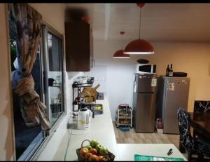 a kitchen with a counter with fruit on the counter top at Maravillosa casa de mar in San Luis
